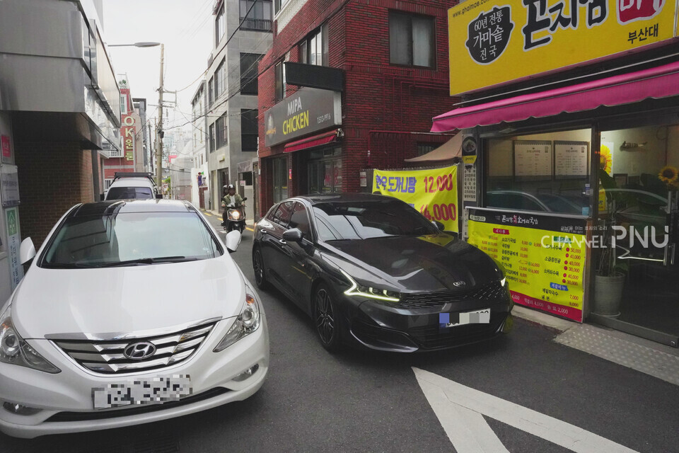On September 28th, in an alleyway of a studio apartment village near PNU, an illegally parked vehicle blocked one-third of a road that was just over 2.5m wide. [You Seung-Hyun, Reporter]