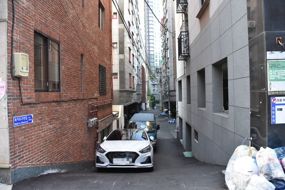 On September 30th, in the studio apartment village located between Dong-Eui University and Dongseo University, there were several alleys where vehicle access was difficult due to illegal parking. [Jung Yoon-Seo, Reporter]