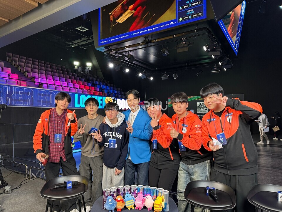 지난 11월 23일부터 24일까지 e스포츠 대학리그 전국 결선 대회에서 게임 해설가 고수진씨(가운데)와 함께 사진찍은 얼티메이트 대표팀(왼쪽부터 이수민, 강태훈, 감성규, 김민철, 권동혁, 김동현). [취재원 제공]