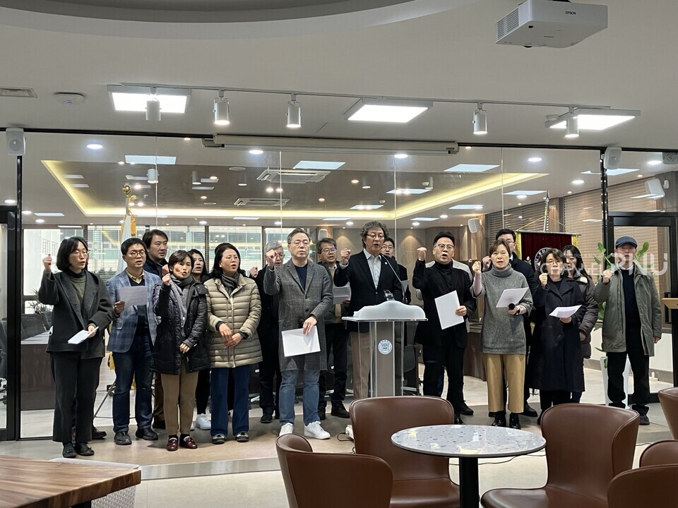 오늘(4일) 우리 대학 교수회는 교수회관에서 시국선언 성명문을 발표하고 윤석열 대통령의 비상계엄 선포를 강력히 규탄했다. [출처: 우리 대학 교수회 홈페이지]