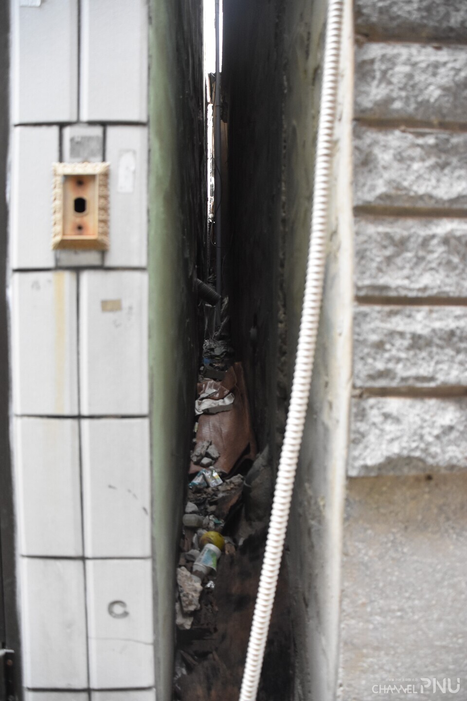 Garbage discarded through a narrow gap between the house and the house in Seogeumsa District 5 on November 9th. [Oh Jeong-Rin, Reporter]