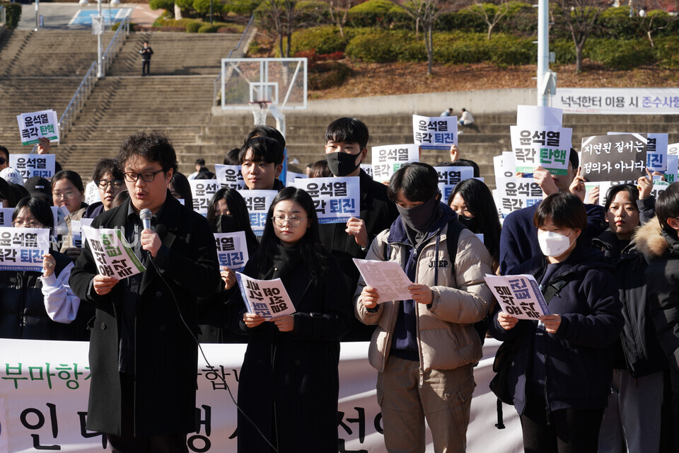 오늘(10일) 우리 대학 넉넉한터(넉터)에서 학생 대표 4인이 시국선언문을 낭독하고 있다. [조승완 전문기자]