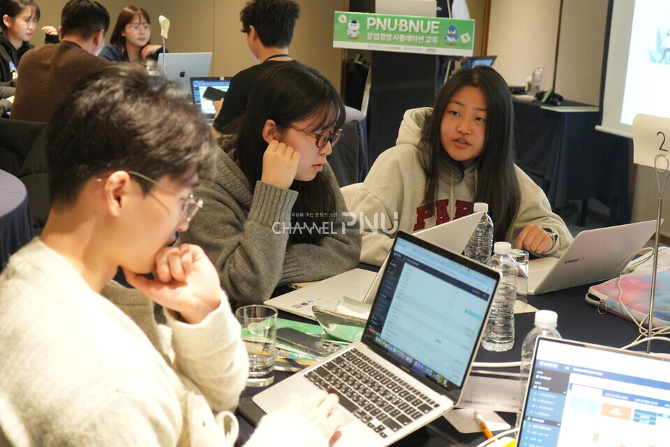 지난 2월 4일 우리 대학과 부산교대 학생들이 기업 성장 방안을 세우기 위해 토론하고 있다. [류해주 기자]