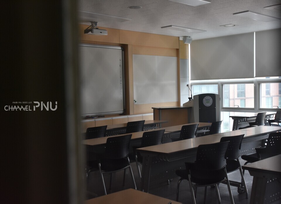 우리 대학 의과대학 건물의 한 강의실. 학생이 없어 불이 꺼진 채 텅 비어 있다. [채널PNU DB]