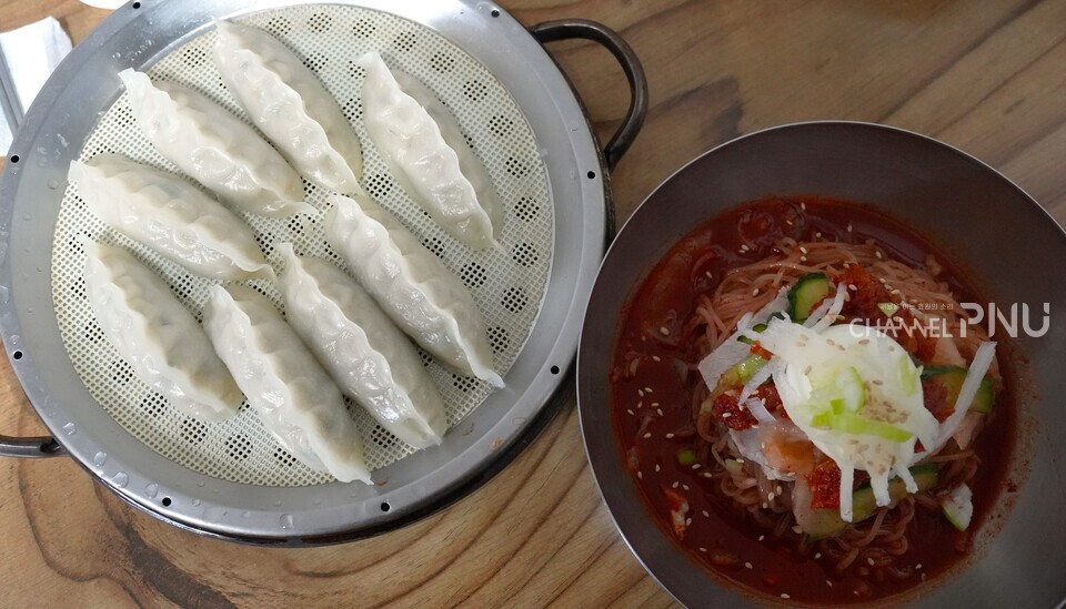 황해면옥에서 주문한 밀비빔과 만두의 사진. [서유정 기자]