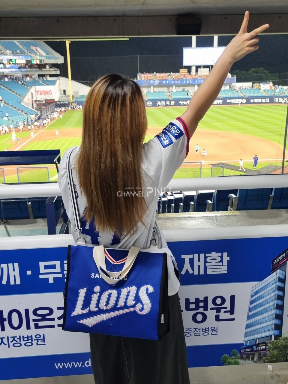 직접 제작한 업사이클링 가방을 들고 야구 경기를 직관하러 간 핸디샵 대표 강민성 씨의 뒷모습. [취재원 제공]