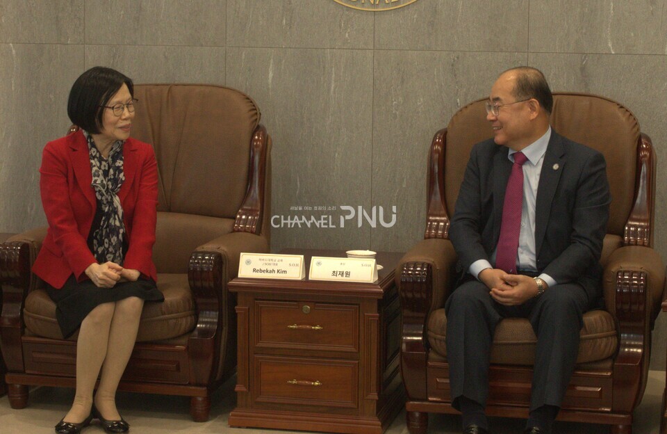 지난 2월 17일 우리 대학 대학본부 5층 총장실에서 레베카 김 교목과 최재원 총장이 협약식을 진행하고 있다. [류해주 기자]