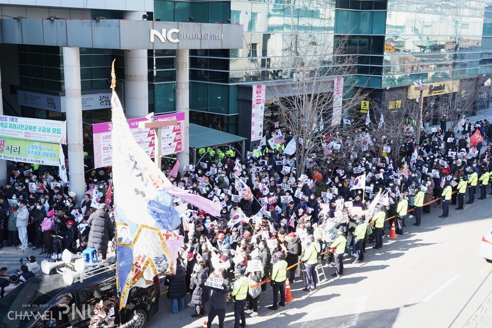 우리 대학 재학생 외에도 수백명의 보수단체 지지자와 정치 유튜버가 탄핵 반대 시국선언에 참여해 경찰이 현장을 통제하고 있다. [조승완 편집국장]