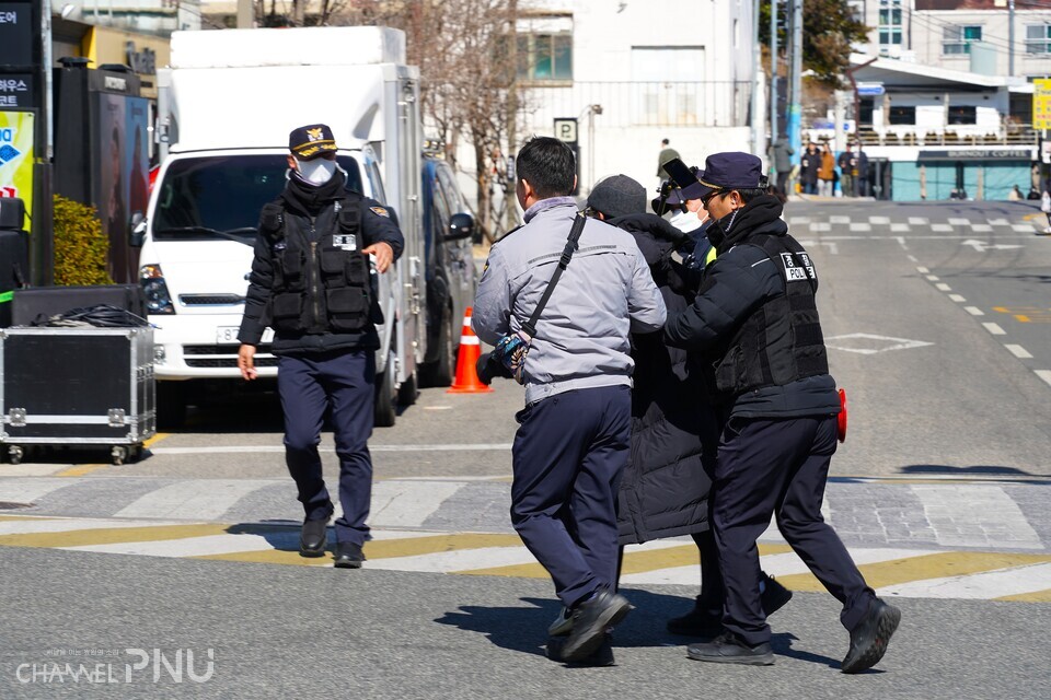단체 지지자가 탄핵 반대 규탄 기자회견장으로 달려들다 경찰에 저지당하고 있다. [조승완 부대신문 국장]