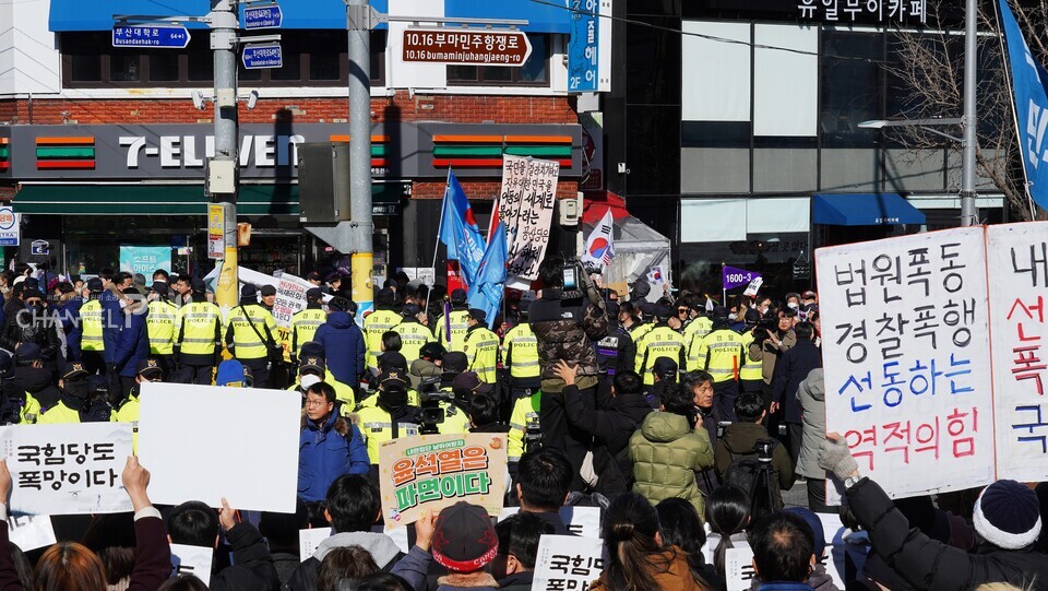 우리 대학 앞 10·16 부마민주항쟁로를 사이에 두고 탄찬 집회와 탄반 집회가 대립하고 있다. [조승완 부대신문 국장]