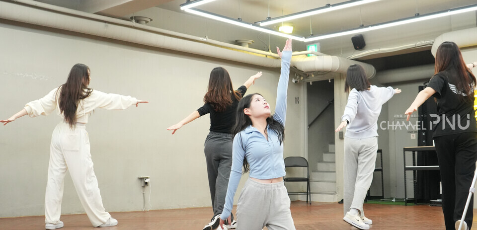 PNUs cheerleading team, "Pinale," practicing to the cheer song. [Hwang Ju-Won, Reporter]