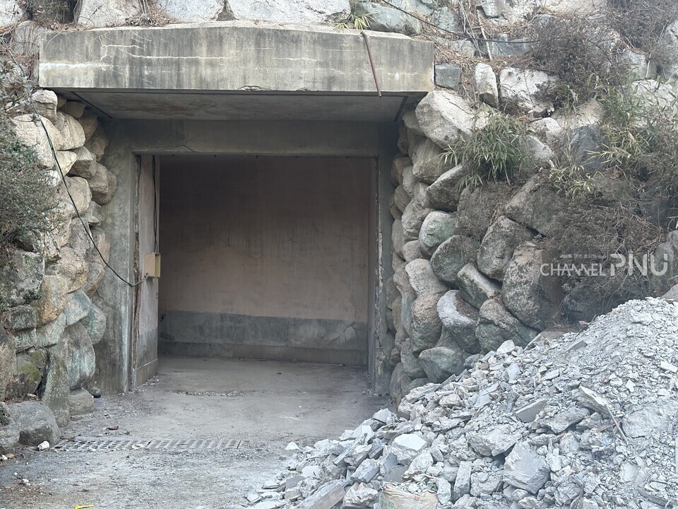 지난 2월 24일 수십 년간 방치돼 전면 리모델링 공사를 진행 중인 우리 대학 지하 벙커 모습. [정수빈 보도부장]