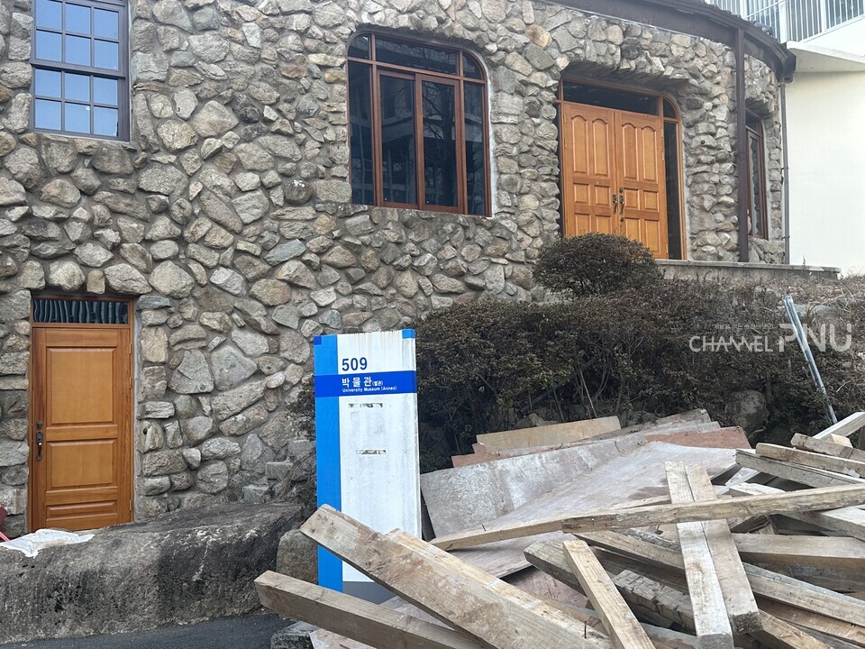 지난 2월 24일 공사가 완료됐지만 10개월째 텅 비어 있는 우리 대학 박물관 별관 모습. [정수빈 보도부장]