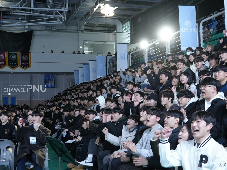 지난 3월 4일 열린 입학식에서 신입생과 재학생이 호응을 하고 있다. [임승하 기자]