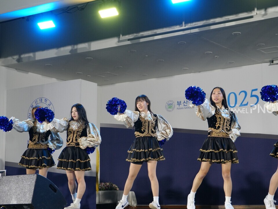 지난 3월 4일 열린 입학식에서 첫 무대를 선보이고 있는 우리 대학 응원단 피날레. [임승하 기자]