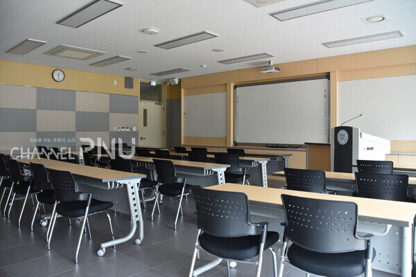 우리 대학 의과대학(의대) 강의실의 모습. 수업이 진행되고 있어야 할 강의실이 학생들이 없어 텅 비어있다. [채널PNU DB]