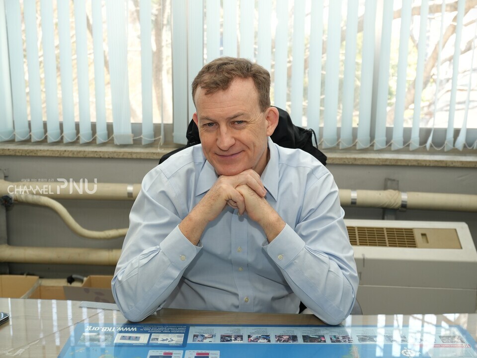 지난 3월 17일 연구실에서 만난 로버트 E. 켈리 교수. [신지영 전문기자]