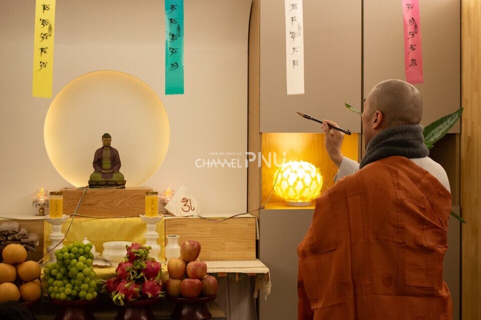 지난 3월 15일 우리 대학 학생회관에 위치한 불교바라밀 동아리방에서 점안법회가 봉행되고 있다. [취재원 제공]