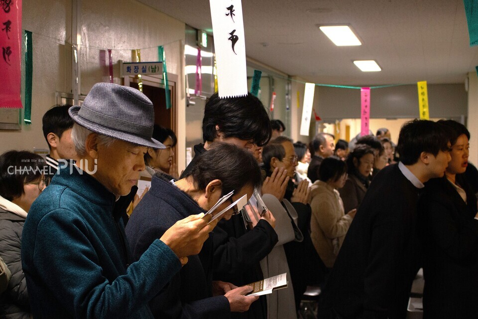 지난 3월 15일 점안법회에는 60여 명가량이 참석해 동아리방과 복도를 가득 메웠다. [취재원 제공]