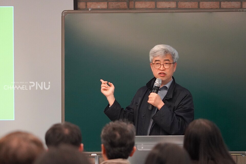 지난 3월 20일 우리 대학 새벽벌도서관에서 '저자와의 만남' 강연을 펼친 김탁환 작가. [임승하 기자]