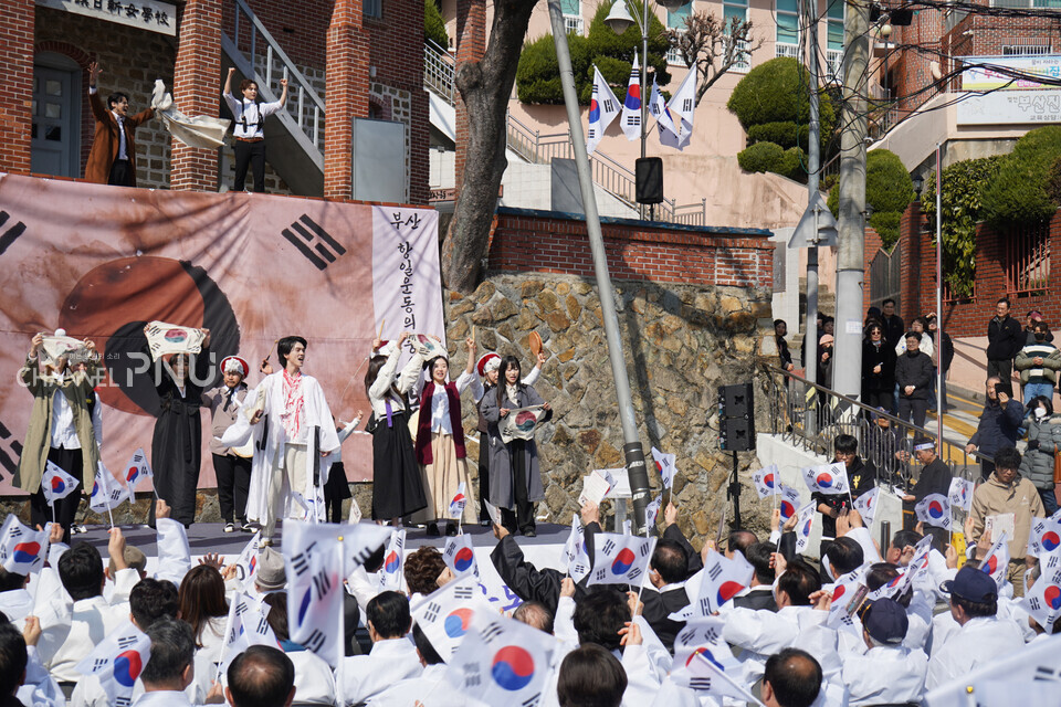 The scene of a theatrical performance about the "Busan Police Station Bombing Incident" at Busanjin Ilshin Girls’ School on March 11th, 2025 [Jeon Ha-Eun, Reporter]
