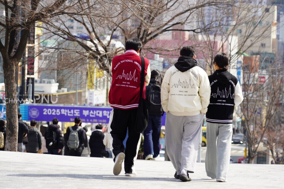 On March 7th, students were seen wearing varsity jackets while walking around campus. [Kim So-Young, Reporter]