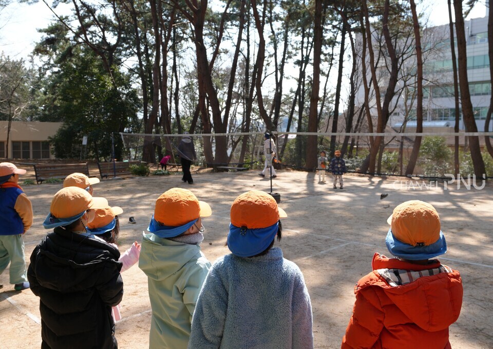 신발 멀리 던지기 게임을 하기 위해 일렬로 서 있는 아이들의 뒷모습이다. [전하은 기자]