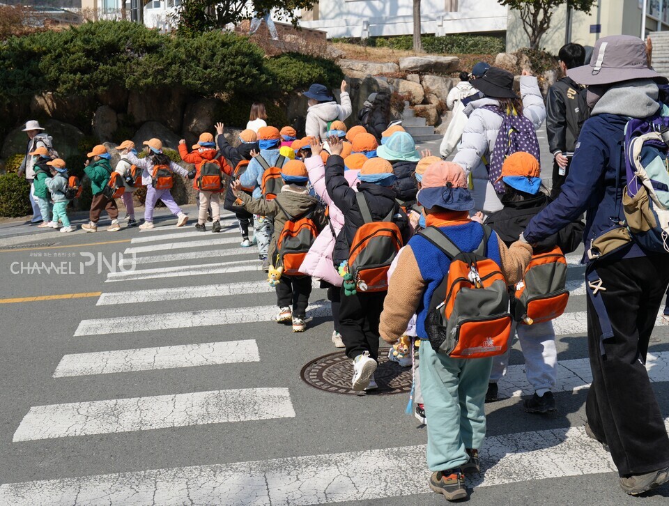 지난 3월 19일 부산대학교 부설 어린이집 소속 아이들이 우리 대학 새벽벌 도서관 앞 횡단보도를 지나갔다. [전하은 기자]