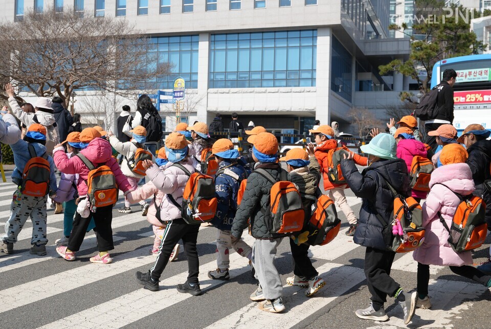 They raised their hands while crossing at the crosswalk between the Social Sciences Building and the Economics and International Trade Building. [Jeon Ha-Eun, Reporter]