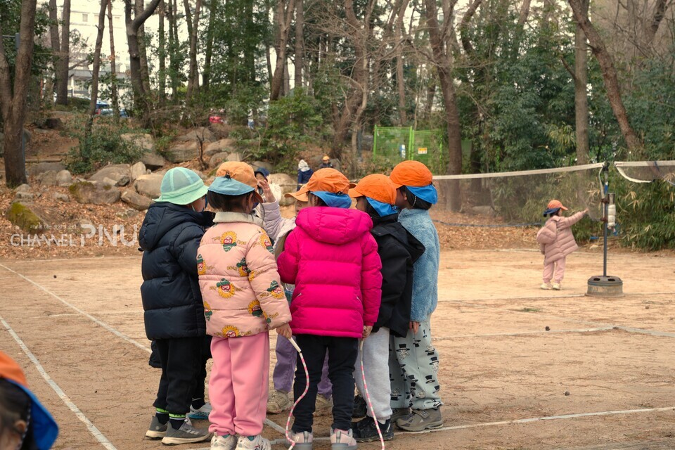 The children were busy preparing for group activities at Eoulmadang. [Jeon Ha-Eun, Reporter]