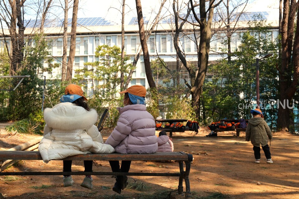 They took a break while sitting on bench at Eoulmadang. [Jeon Ha-Eun, Reporter]