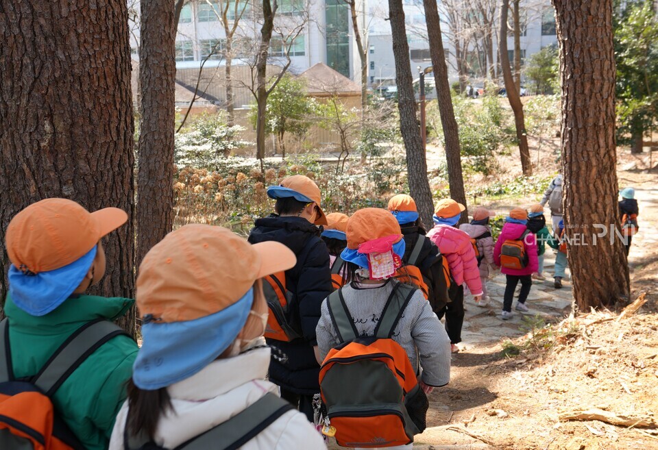After walking and playing at Eoulmadang, the children returned to the Childcare Center Affiliated with PNU. [Jeon Ha-Eun, Reporter]
