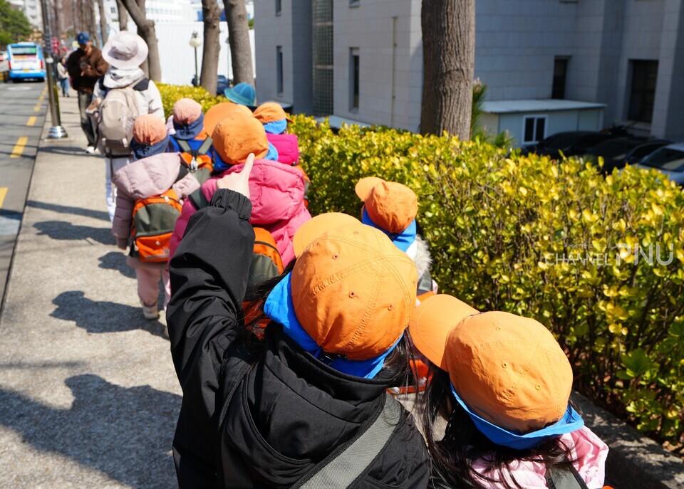  On their way back, the children watched the flowers along the campus path. [Jeon Ha-Eun, Reporter]