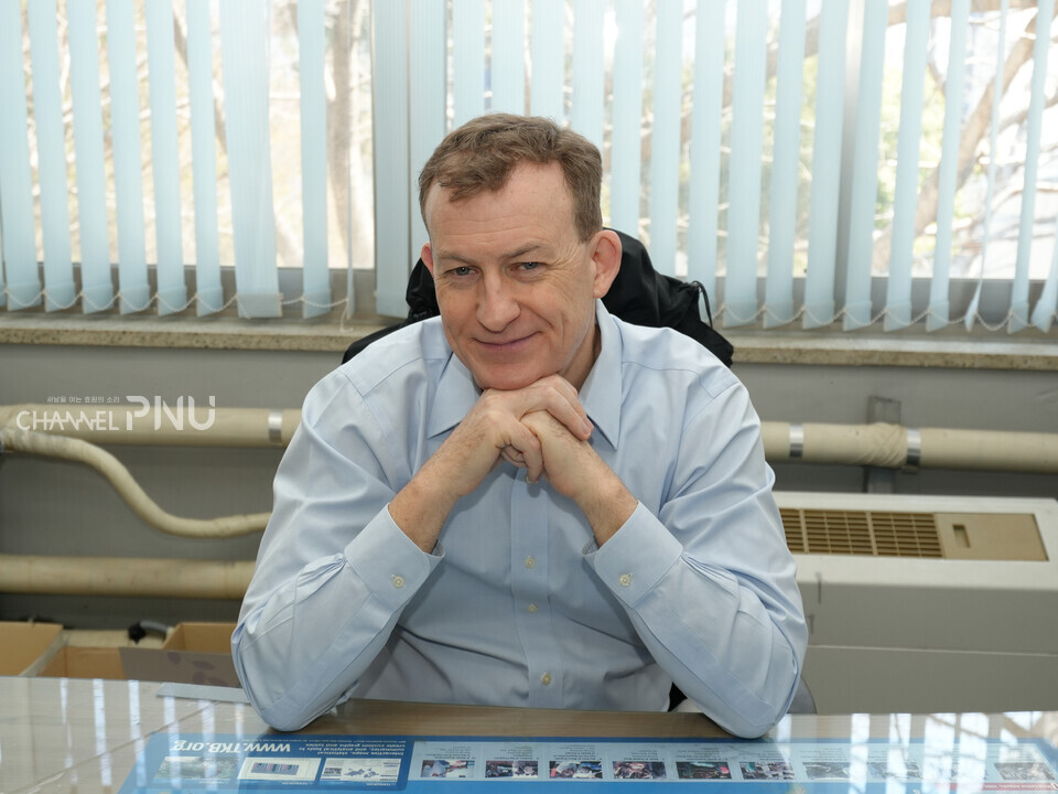 지난 3월 17일 연구실에서 만난 로버트 E. 켈리 교수. [신지영 전문기자]