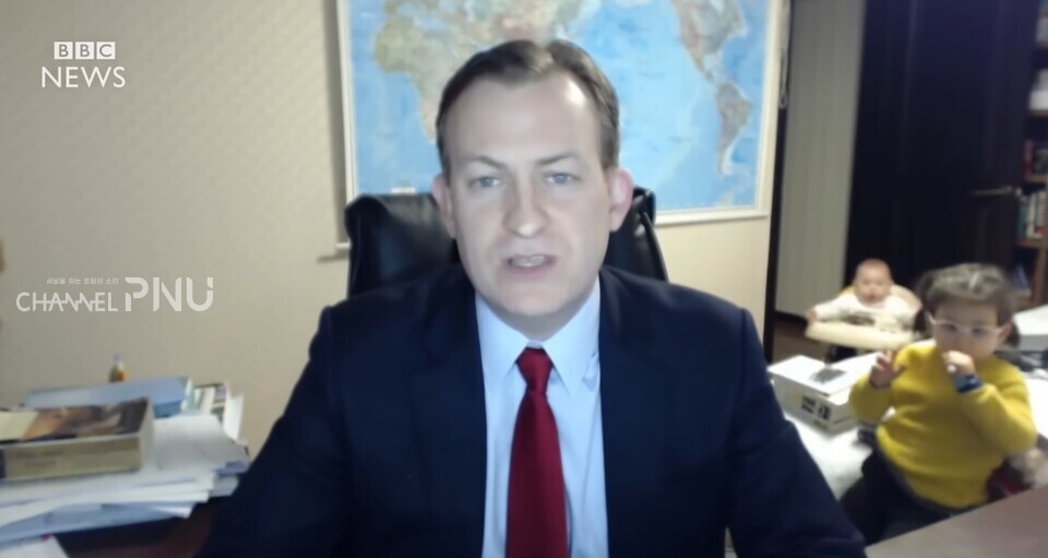 2017년 박근혜 전 대통령 탄핵에 대해 BBC와 인터뷰하는 로버트 E. 켈리 교수의 모습. [출처: BBC News 유튜브 갈무리]