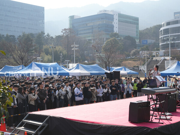 지난 3월 11일 가수 이젤의 축하 공연을 보기 위해 많은 학생이 넉넉한터를 가득 메웠다. 봄바람을 타고 퍼진 음악과 환호 속에서 캠퍼스는 잠시 축제의 열기로 물들었다. [임승하 기자]