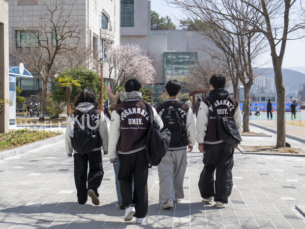 지난 3월 21일, 우리 대학 학생들이 과잠을 입고 시월광장 넉넉한터를 거닐고 있다. 꽃샘추위를 이겨낸 꽃처럼 새 학기의 설렘이 피어나고 있다. [김소영 기자]