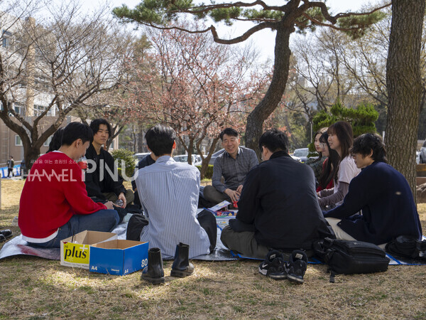 지난 3월 26일, 생물관 조각공원에서 야외수업이 열렸다. 따스한 봄볕 아래 배움의 꽃이 피어났다. [임현규 전문기자]