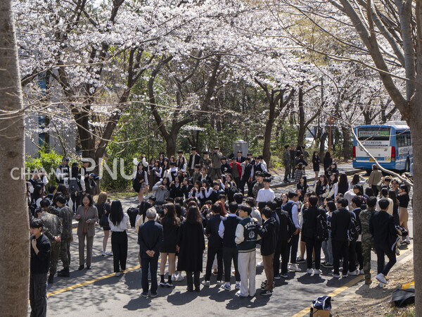 지난 4월 1일, 경암체육관 앞에 벚꽃을 배경 삼아 사진을 찍으려는 학생들로 북적였다. 흩날리는 꽃잎 사이로, 청춘은 잊히지 않을 봄을 조용히 기록하고 있다. [임현규 전문기자]