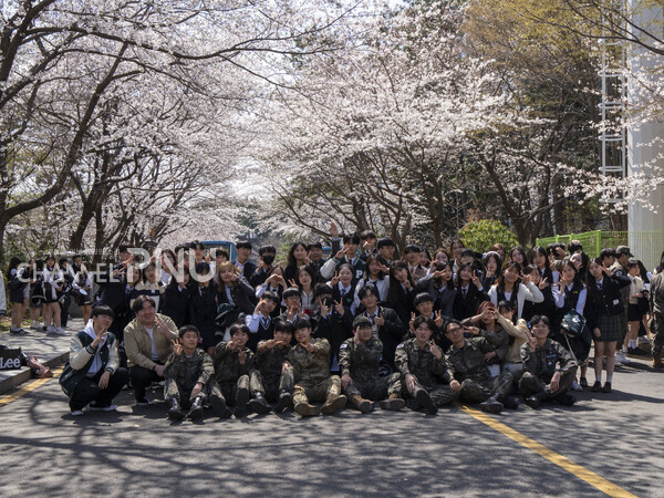 지난 4월 1일, 역사교육과 학생들이 만우절을 맞아 군복과 교복을 입고 벚꽃을 배경으로 사진을 찍고 있다. 찬란했던 청춘의 한순간을 마음에 새기며, 우리는 함께 같은 길을 함께 걷는다. [임현규 전문기자]