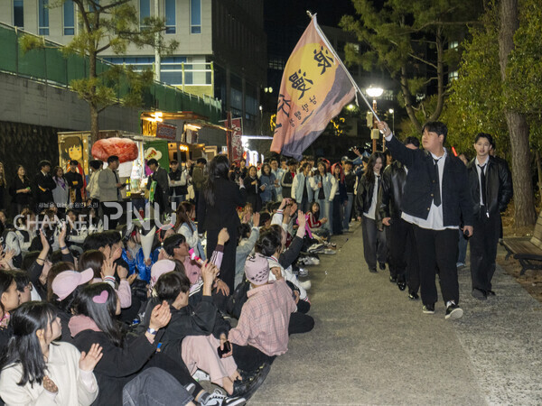 지난 4월 3일, 사회대 출범식에서 행정학과 학생회가 학과 깃발을 흔들며 행진하고 있다. 그 발걸음 위로, 청춘은 스스로 꽃길을 만들어가고 있다. [임현규 전문기자]