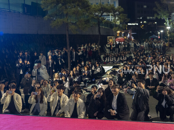 지난 4월 3일, 사회대 출범식에서 공연을 본 학생들이 환호하고 있다. 환호성 너머로 반짝이던 그 눈빛은 밤하늘의 별보다 더 찬란한 샛별이다. [임현규 전문기자]