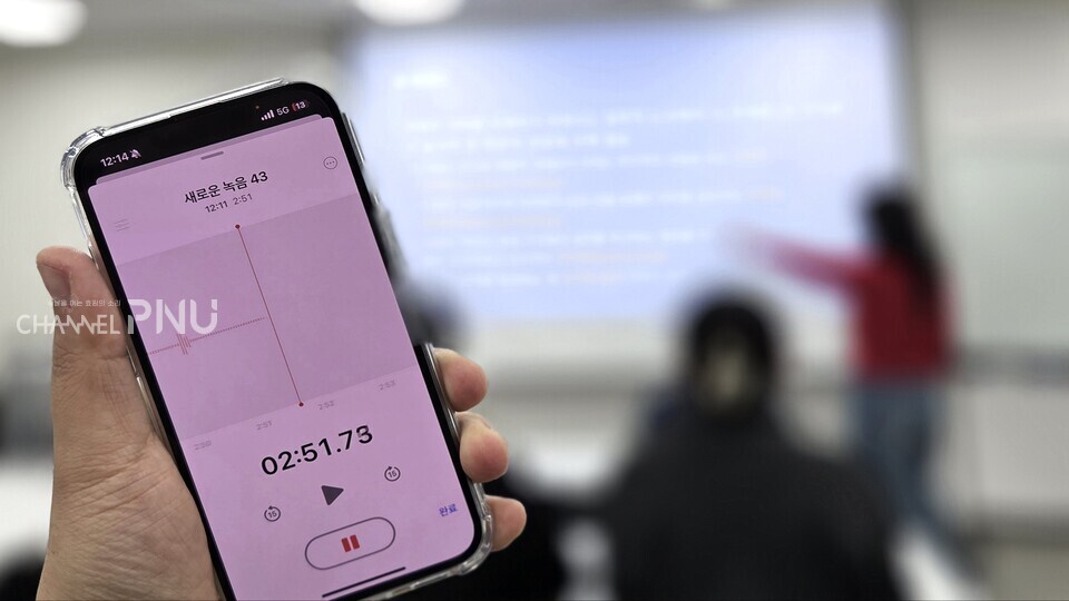  A student recording a lecture. [Jeon Ha-Eun, Reporter]