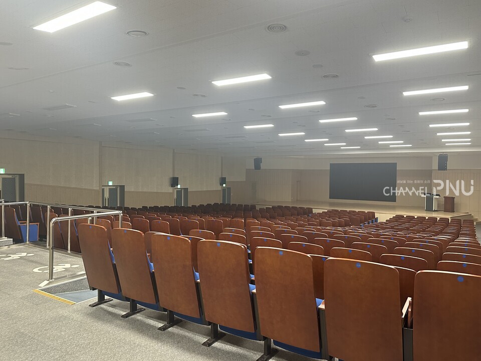 지난 4월 10일 우리 대학 부산캠퍼스 학생회관 105호. '의사들에게서 듣는 동양 철학' 수업이 비대면으로 진행돼 강의실이 비어 있다. [정수빈 보도부장]