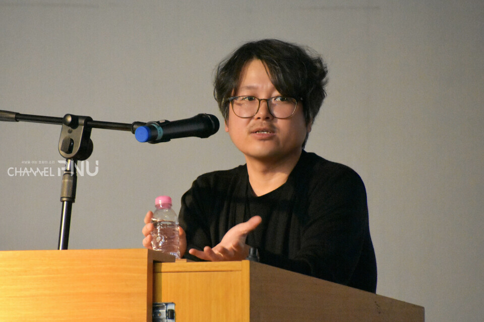 어제(10일) 우리 대학 예술관 효원예술극장에서 이도윤 감독의 강연이 열렸다. [이보영 기자]