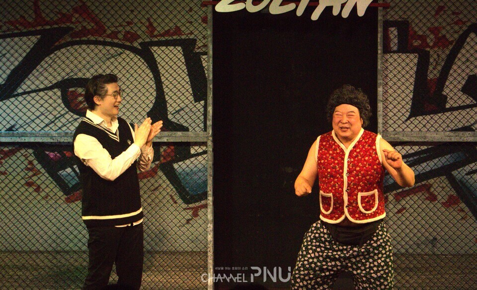 지난 4월 12일 '졸탄식 코미디'에서 할머니 역의 배우가 춤을 추고 옆엔 손자 역을 맡은 배우가 박수를 치고 있다. [황주원 기자]