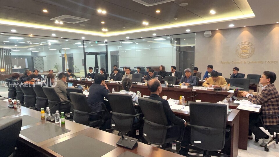 17일(오늘) 우리 대학 부산캠퍼스 교수회관에서 진행된 대학평의원회의 모습. [황주원 기자]