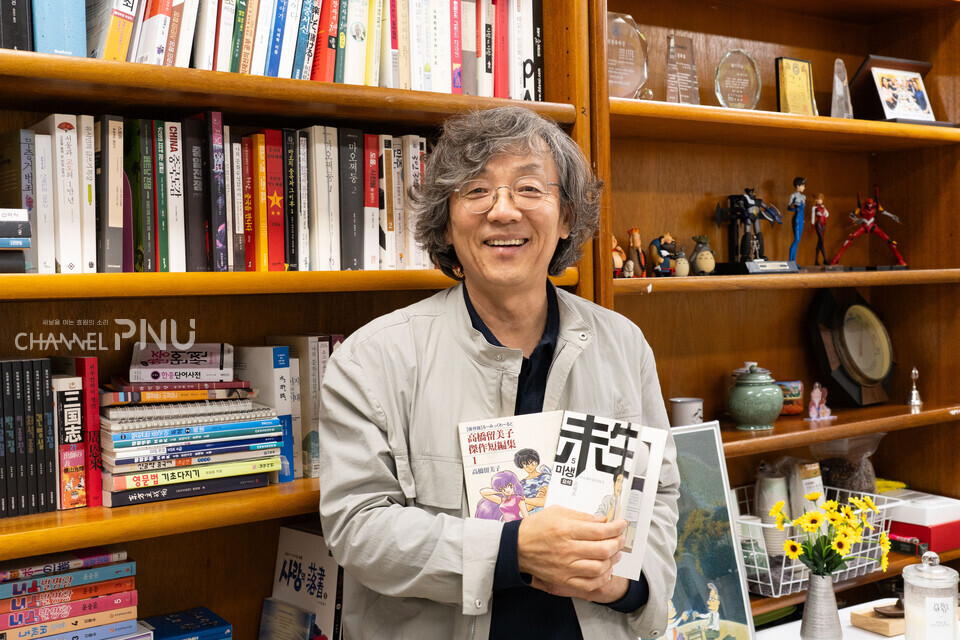 지난 5월 7일 조형관 개인 연구실에서 만난 윤기헌 교수. [조승완 부대신문 국장]