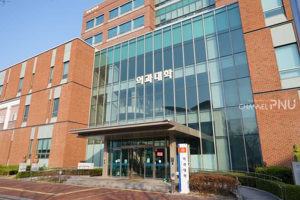 지난 4월 3일 의대생들이 전원 복귀 신청을 했지만 수업에는 참여하지 않아 텅 빈 의과대학 건물. [황주원 기자] 