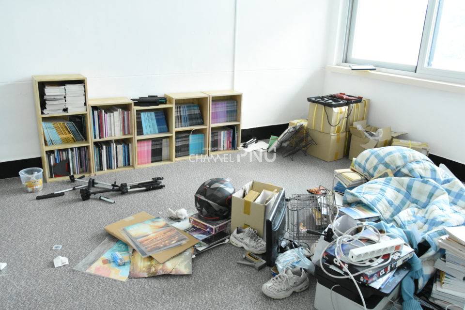 지난 5월 7일 교지실 내부가 정리돼 있지 않은 모습. [조승완 부대신문 국장]